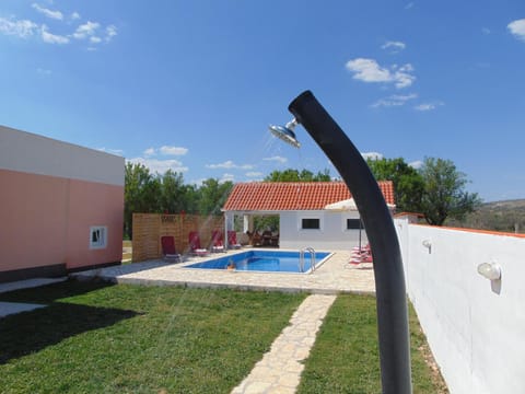 Property building, Day, Pool view, Swimming pool, Swimming pool, sunbed