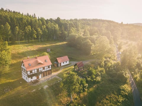 Izerski Horyzont - dom z balią w leśnej perspektywie House in Lower Silesian Voivodeship