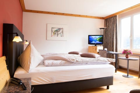 Bed, TV and multimedia, Photo of the whole room, Seating area, Bedroom, Mountain view