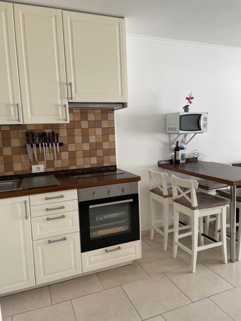 Kitchen or kitchenette, Dining area, minibar, pet friendly, pet friendly, stove, stove, kitchen, kitchen