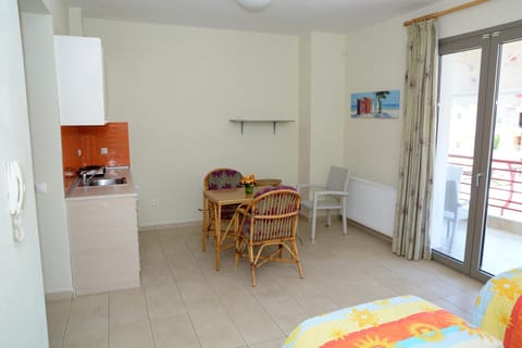 Property building, Photo of the whole room, Dining area, kitchen