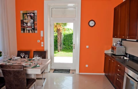 Kitchen or kitchenette, Dining area