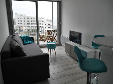 Day, Balcony/Terrace, Living room, Landmark view