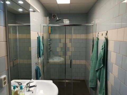 Shower, Bathroom, towels