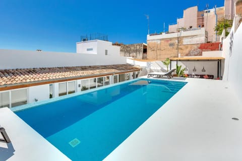 Property building, Balcony/Terrace, Swimming pool, Swimming pool, sunbed