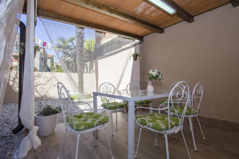 Apartment with garden and free parking Copropriété in Pula