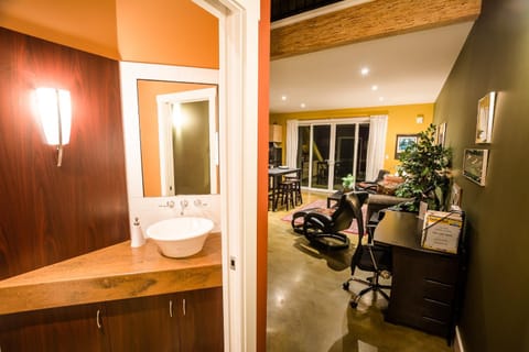 Crooked Tree Guest Suites Bed and Breakfast in Penticton