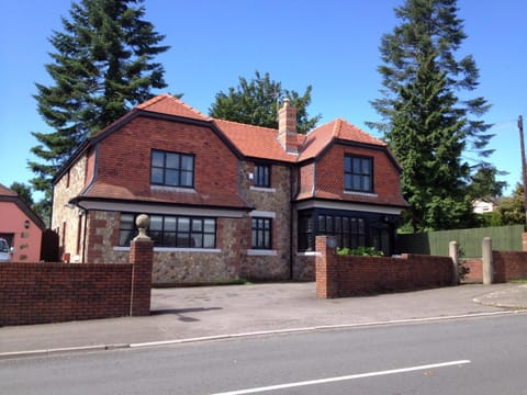 Ty Mynydd Lodge Bed and Breakfast in Cardiff