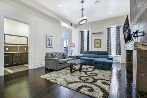 Stylish 4BR condo in Downtown by Hosteeva Apartment hotel in Warehouse District