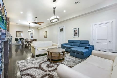 Modern 4BR Penthouse in Downtown by Hosteeva Apartahotel in Warehouse District