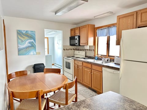 Kitchen or kitchenette, Dining area, dishwasher, oven