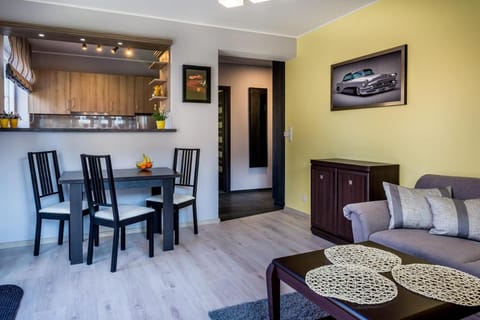 Kitchen or kitchenette, Living room, Seating area, Dining area, oven, pet friendly, stove