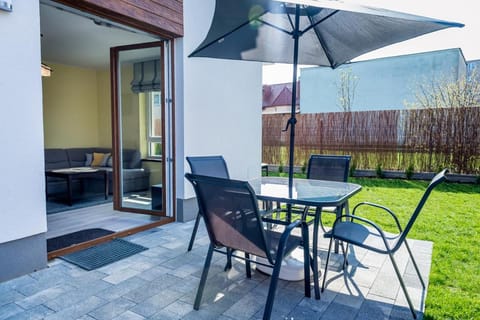 Property building, Patio, Day, Garden, View (from property/room), Balcony/Terrace, Seating area, Dining area, Garden view, sunbed