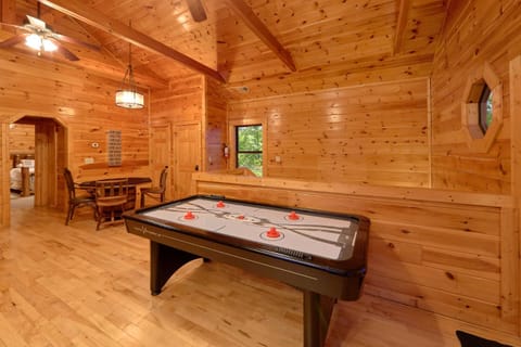 Misty Mountain Lodge Holiday home House in Gatlinburg