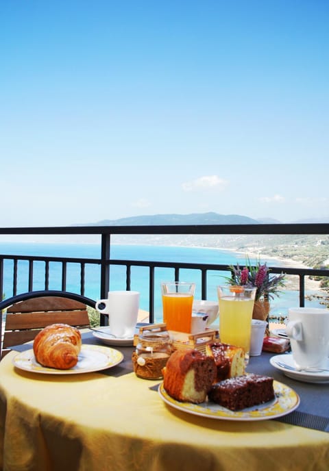 Balcony/Terrace, Food and drinks