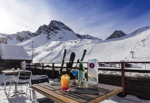 Patio, Day, Natural landscape, Winter, Solarium, Food and drinks, Mountain view, Drinks