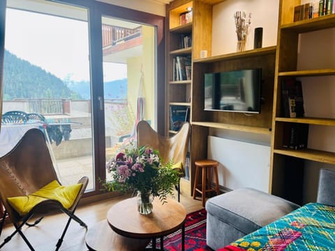 Natural landscape, TV and multimedia, Living room, Seating area, Mountain view