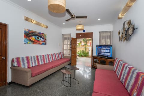 Communal lounge/ TV room, TV and multimedia, Living room, Seating area, Evening entertainment, fireplace, air conditioner