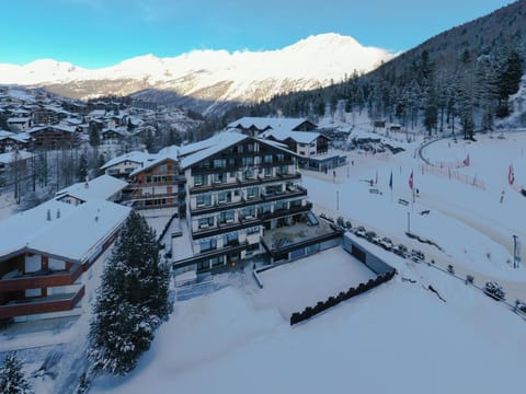 Property building, Facade/entrance, Skiing