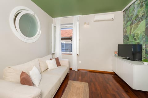 TV and multimedia, Living room, Seating area, City view, Street view