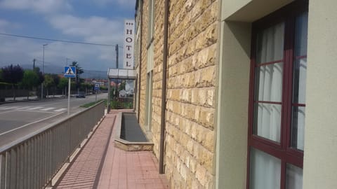 Facade/entrance, Day, Balcony/Terrace