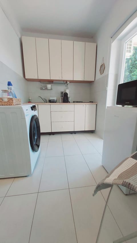 Kitchen or kitchenette, minibar, washing machine