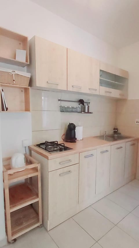 Kitchen or kitchenette, minibar, stove