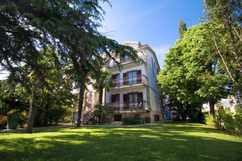 Property building, Facade/entrance, Spring, Day, Natural landscape, Garden, Garden view