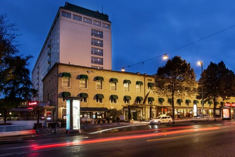 Property building, Facade/entrance, Night