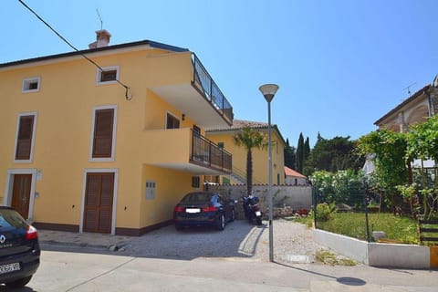 Property building, Facade/entrance, Street view, Location, Parking