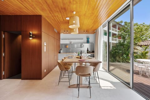 Kitchen or kitchenette, Seating area, Dining area