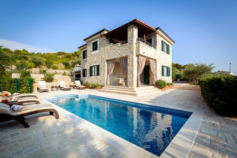 Property building, Garden, Swimming pool