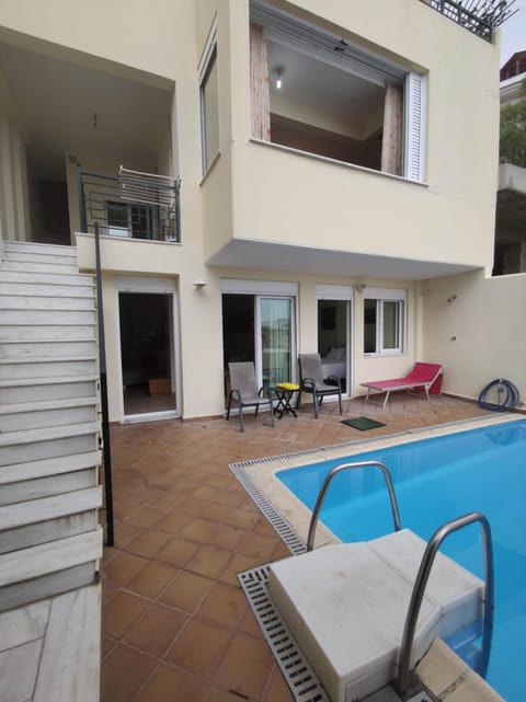 Property building, Patio, Swimming pool, Swimming pool