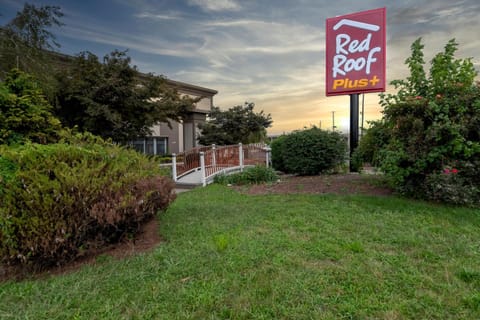 Red Roof Inn PLUS Newark Liberty Airport - Carteret Motel in Woodbridge Township