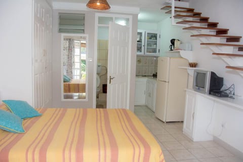 Property building, TV and multimedia, Kitchen or kitchenette, Bedroom