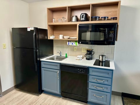 Coffee/tea facilities, Kitchen or kitchenette, stove