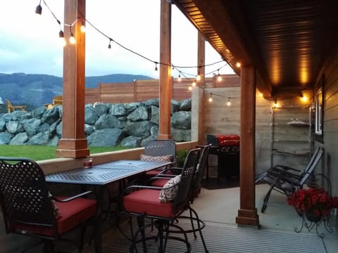 Patio, BBQ facilities, Balcony/Terrace, Photo of the whole room, Dining area, Lake view