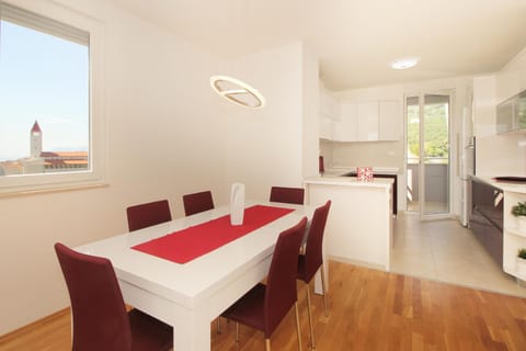 Kitchen or kitchenette, Dining area, City view, Landmark view, Mountain view, Sea view