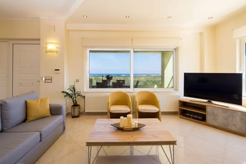Natural landscape, TV and multimedia, Living room, Seating area, Evening entertainment
