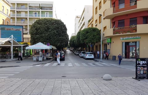 Restaurant/places to eat, Neighbourhood, Street view, Supermarket/grocery shop