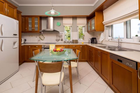 Coffee/tea facilities, Kitchen or kitchenette, Photo of the whole room, Dining area, City view, Garden view, Sea view