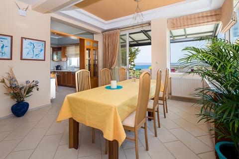 Living room, Photo of the whole room, Dining area, City view, Garden view, Mountain view, Sea view