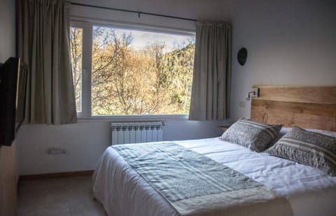 Bed, Bedroom, Garden view, Landmark view, Mountain view