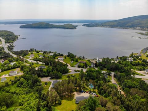 Neighbourhood, Bird's eye view, Lake view