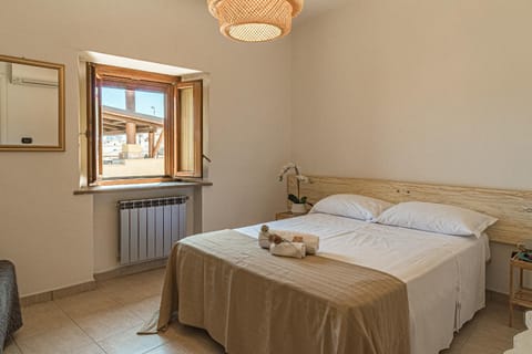 Bed, Photo of the whole room, Decorative detail, Landmark view