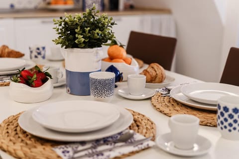 Food and drinks, Dining area, Food