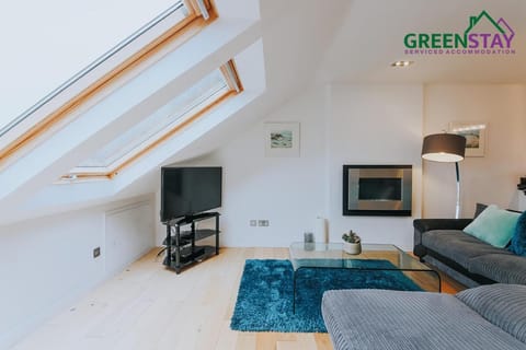 "The Penthouse Newquay" by Greenstay Serviced Accommodation - Stunning 3 Bed Apt With Parking & Sun Terrace - The Perfect Choice For Families, Small Groups & Business Travellers - Newly Refurbished - Close To Beaches, Shops & Restaurants Condominio in Newquay