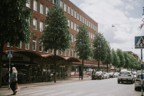 Facade/entrance, City view, Street view, Location