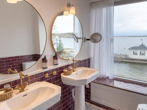 Bathroom, Sea view