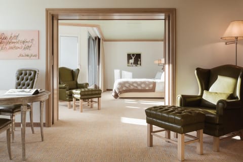 Photo of the whole room, Seating area